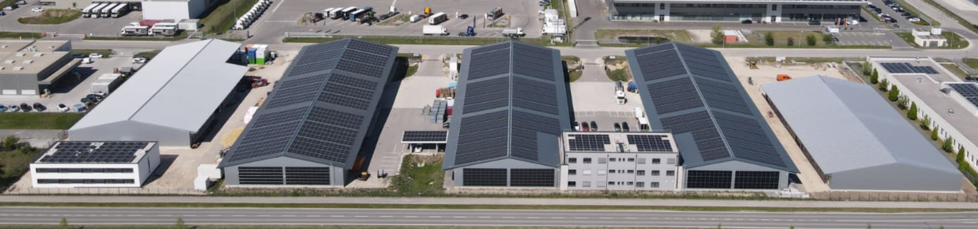 Luftaufnahme des ICF Workspace Standorts Kottingbrunn mit Photovoltaikanlage